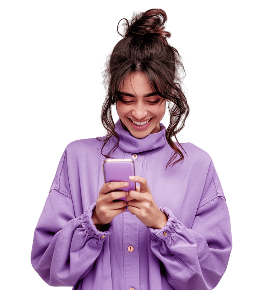 joven-feliz-sonriendo-con-el-movil-en-la-mano-2